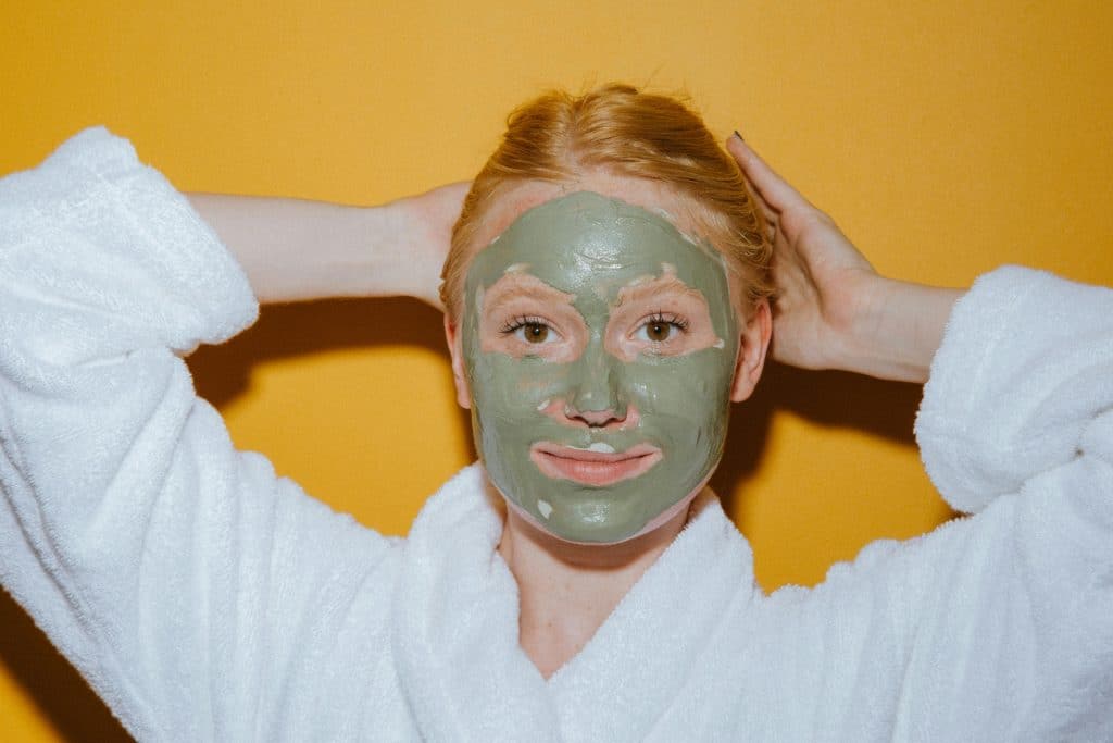 Femme avec masque à l'argile