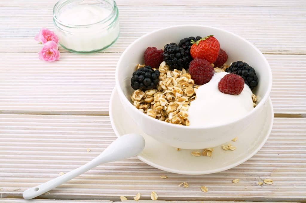 Bols pour petit déjeuner avec des fruits, du yaourt et du granola