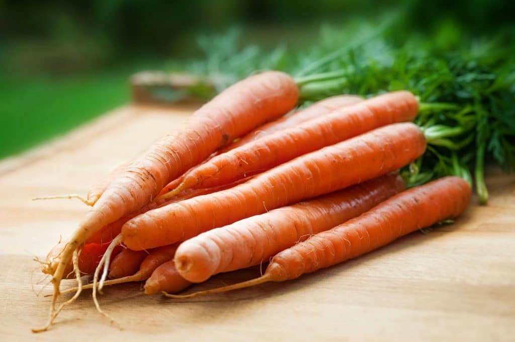 Botte de carottes sur planche à découper