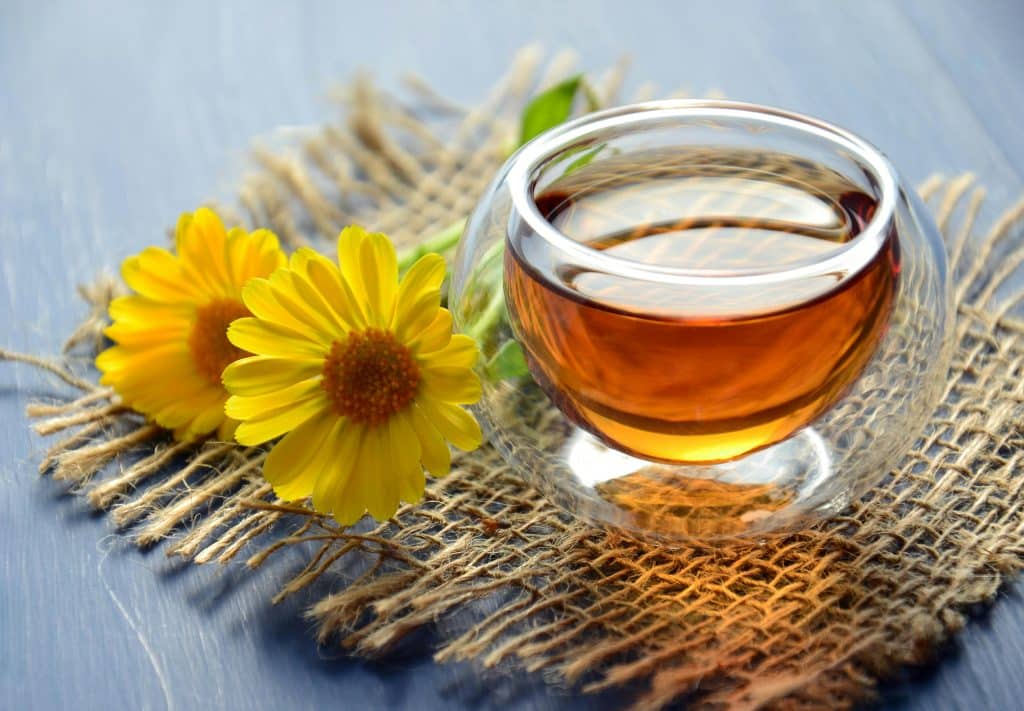 Tisane posée sur un carré de tissu en paille