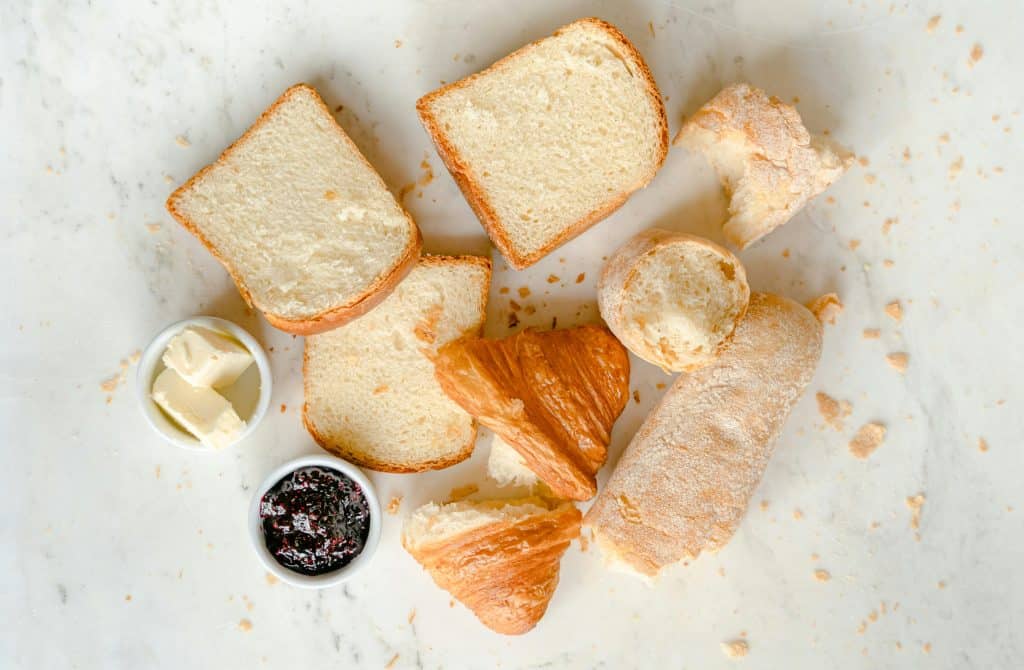 Pain de mie, croissant, confiture et beurre