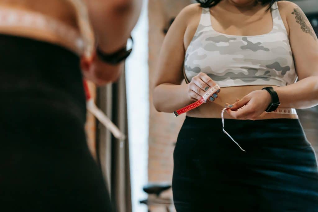 Femme qui prend son tour de taille