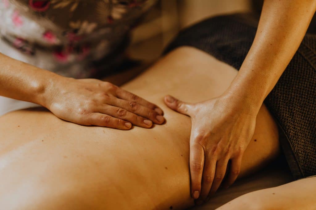 Massage à l'aide d'huiles essentielles