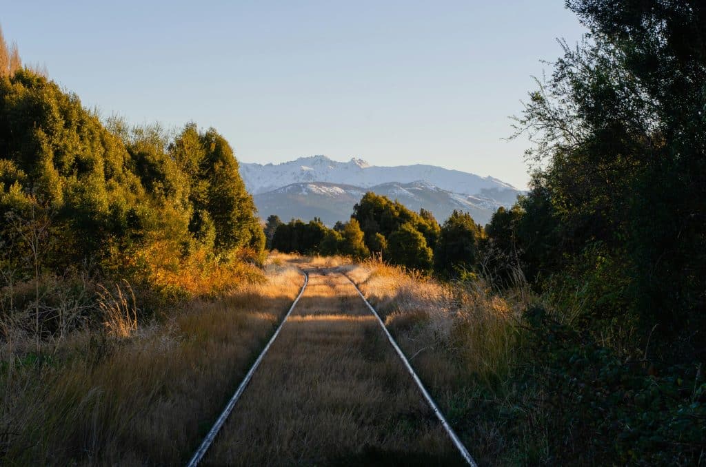 Chemin dans la nature qui donne sur des montagnes